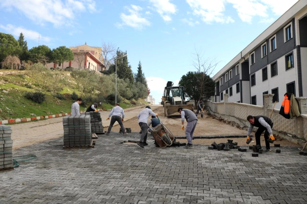 Edremit Belediyesi Yol Yapım ve Çalışmalarına Devam Ediyor