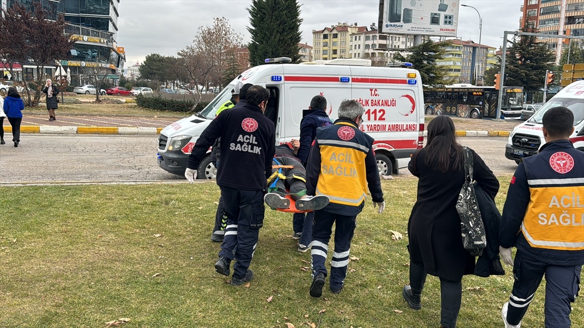 Elazığ\'da 4 araç karıştığı zincirleme trafik kazasında 2 kişi yaralandı