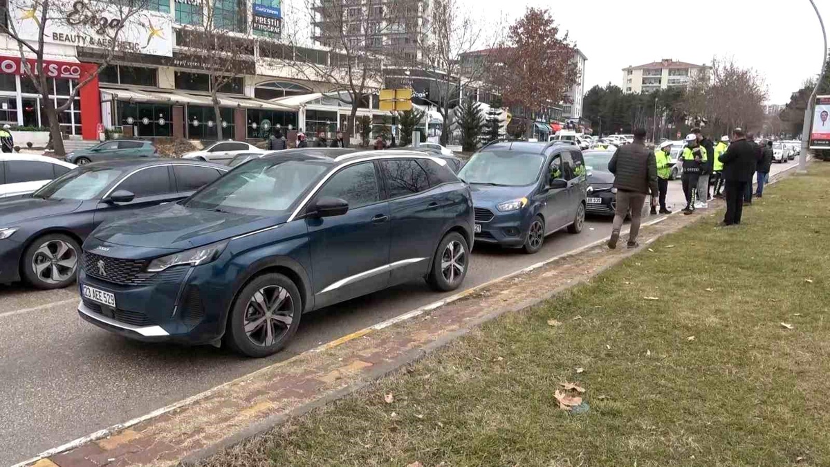 Elazığ\'da Zincirleme Trafik Kazası: 2 Kişi Yaralandı