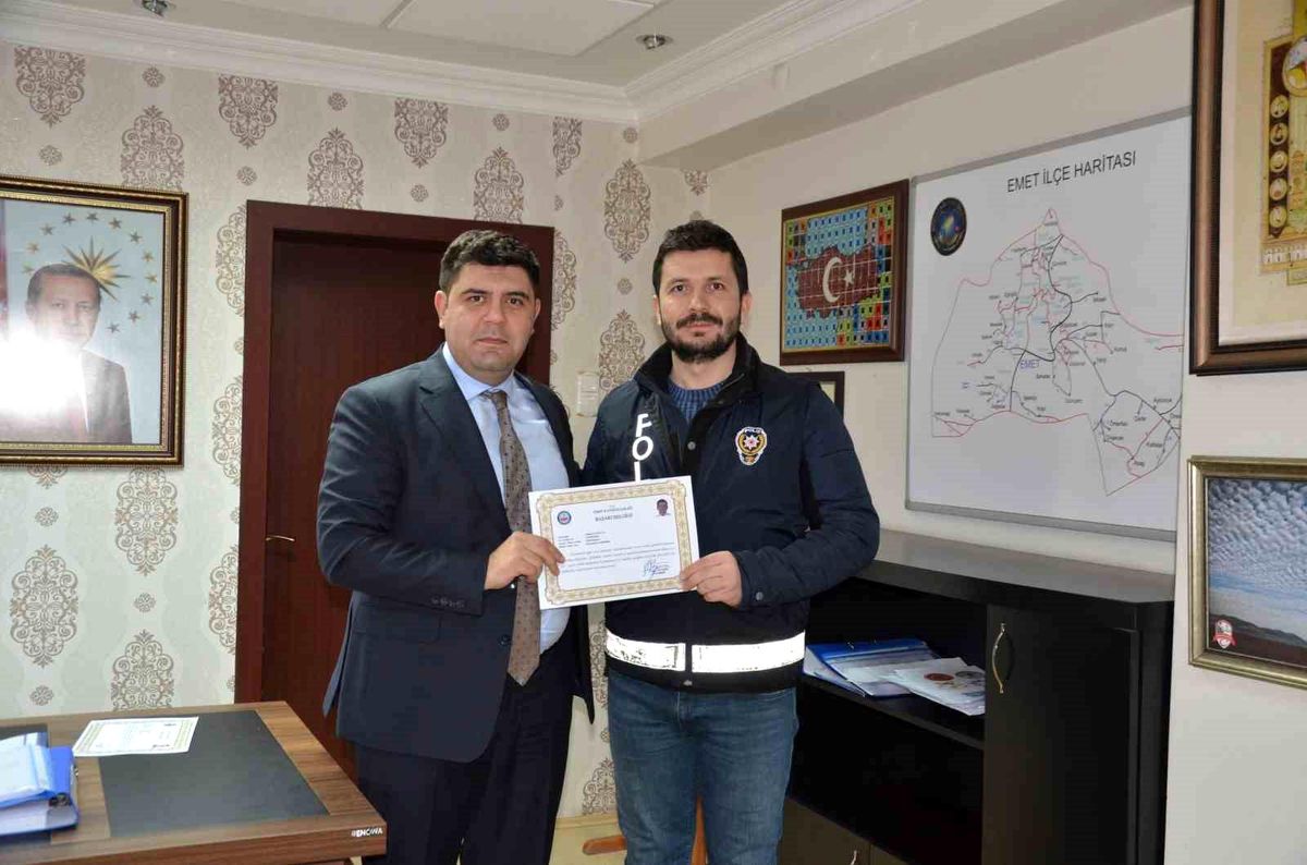 Emet Kaymakamı Polis Memurlarına Başarı Belgesi Verdi