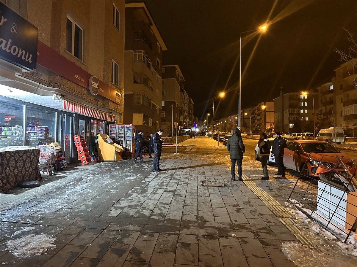 Erzurum\'da çocuklar arasında çıkan kavgada 2 kişi bıçakla yaralandı
