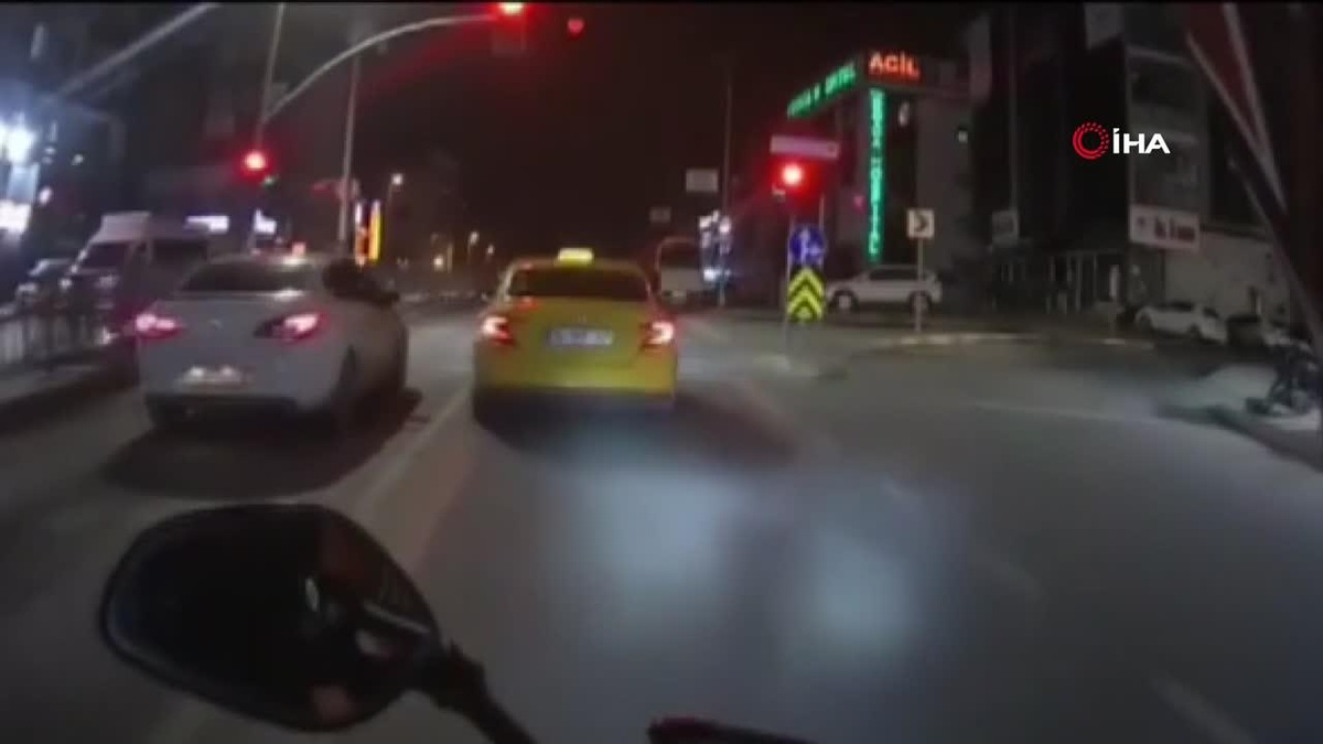 Esenyurt\'ta makas atan sürücüler ve kırmızı ışık ihlali yapan taksi sürücüsü kamerada