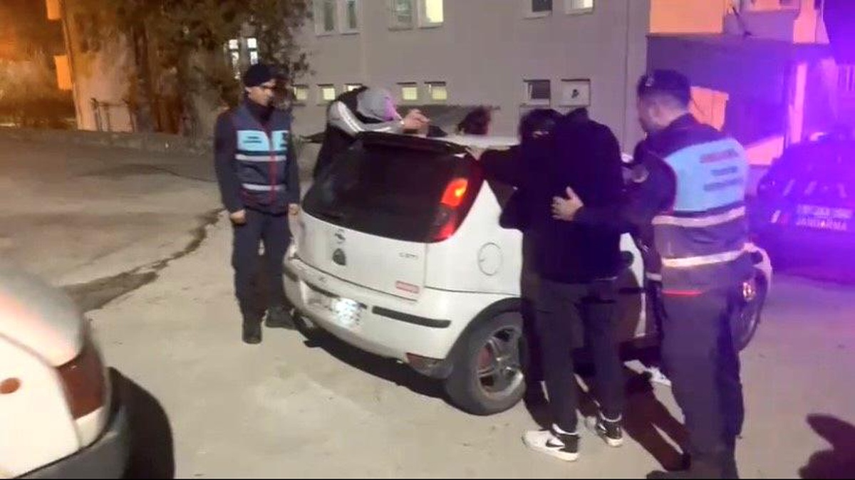 Çanakkale\'de Kaçak Göçmen Operasyonu: 35 Göçmen Yakalandı, 6 Organizatör Gözaltına Alındı