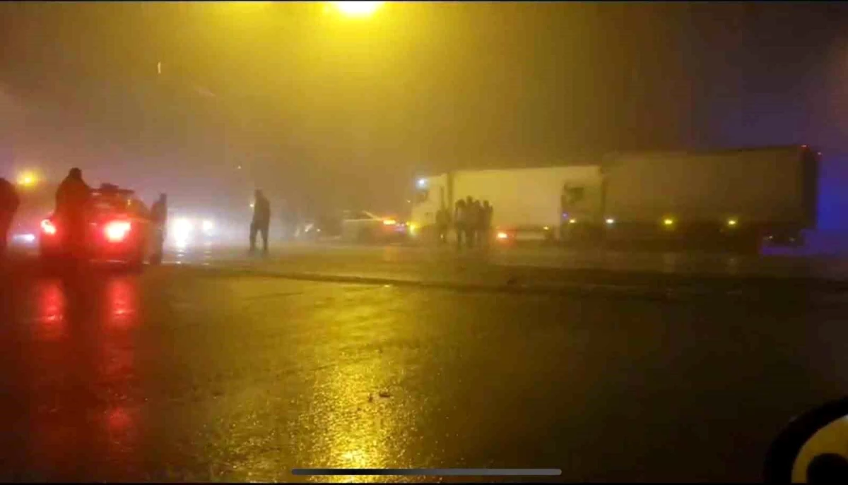 Afyonkarahisar\'da kırmızı ışıkta bekleyen tıra arkadan çarpan otomobilde 1 kişi öldü, 1 kişi yaralandı