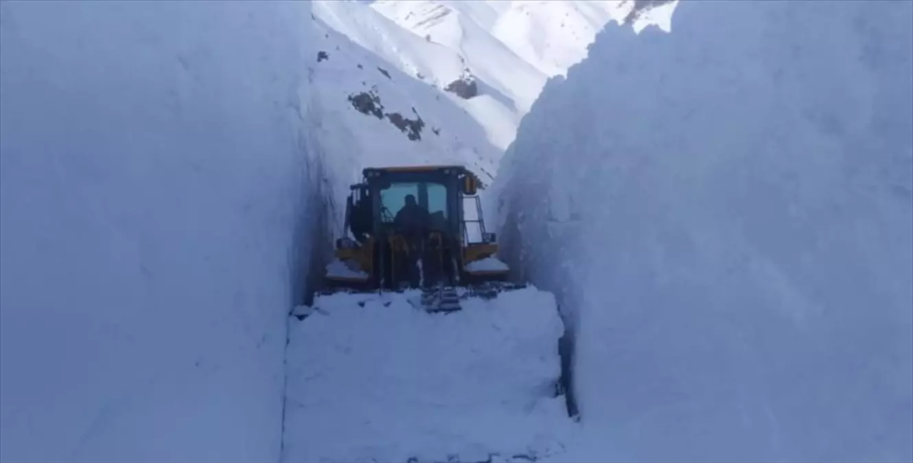 Hakkari\'de 7 Metre Karla Mücadele Çalışmaları Devam Ediyor