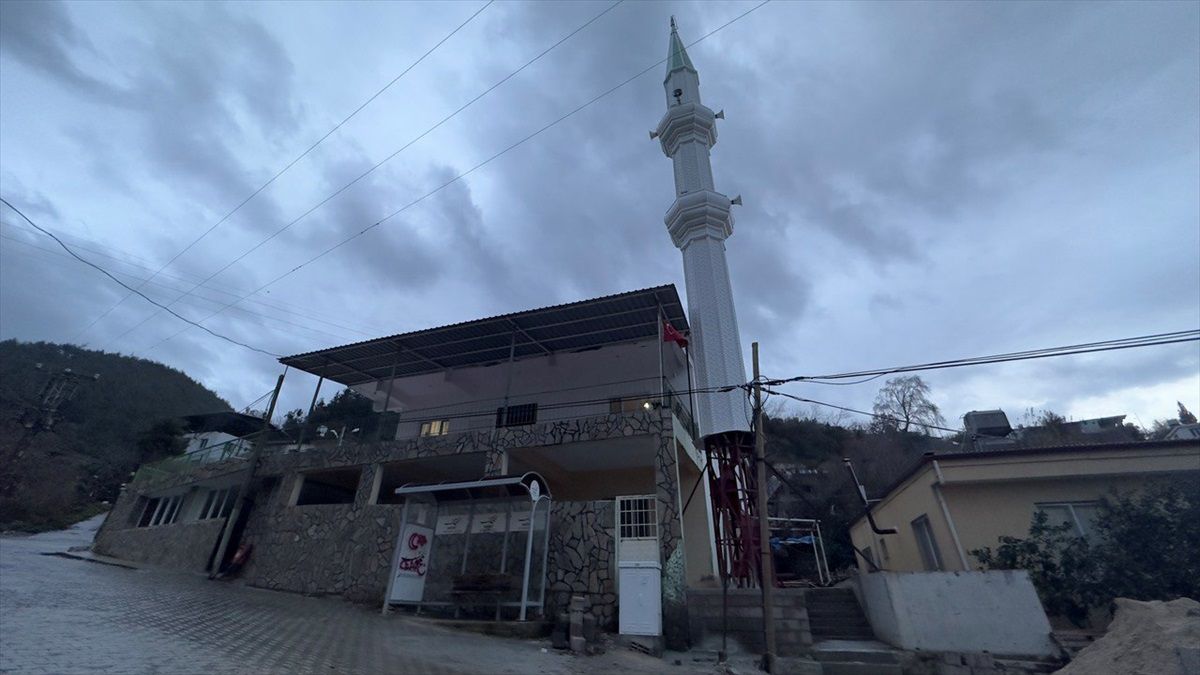 İskenderun\'da depremde hasar gören camiye yeni minare yapıldı
