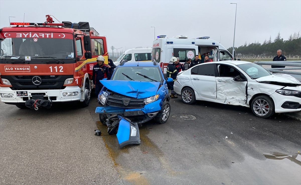 Isparta\'da iki otomobilin çarpışması sonucu 4 kişi yaralandı