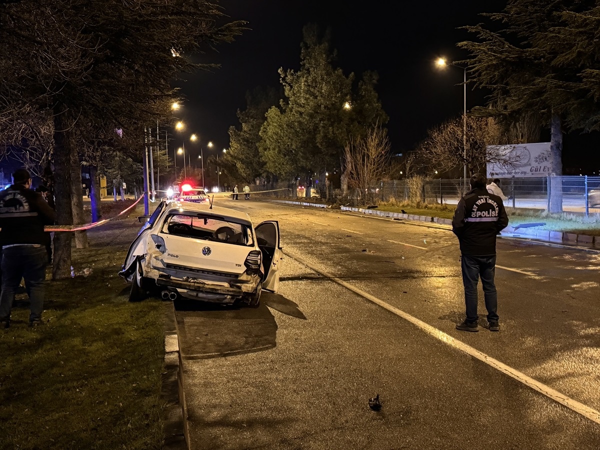 Isparta\'da Otomobilin Refüje Çarpması Sonucu Bir Kişi Hayatını Kaybetti