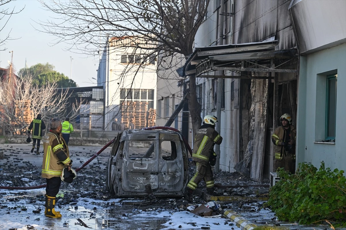 İzmir\'de kozmetik ürünlerinin depolandığı iş yerinde yangın: 1 ölü, 3 yaralı