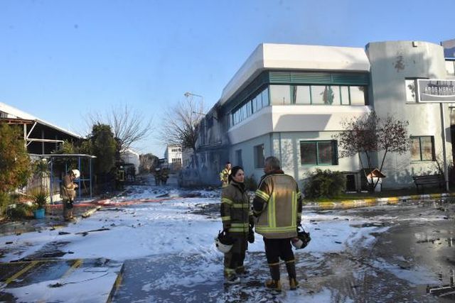 İzmir'de Parfüm Fabrikasında Yangın: 1 Ölü, 3 Yaralı İzmir'de Parfüm Fabrikasında Yangın: 1 Ölü, 3 Yaralı