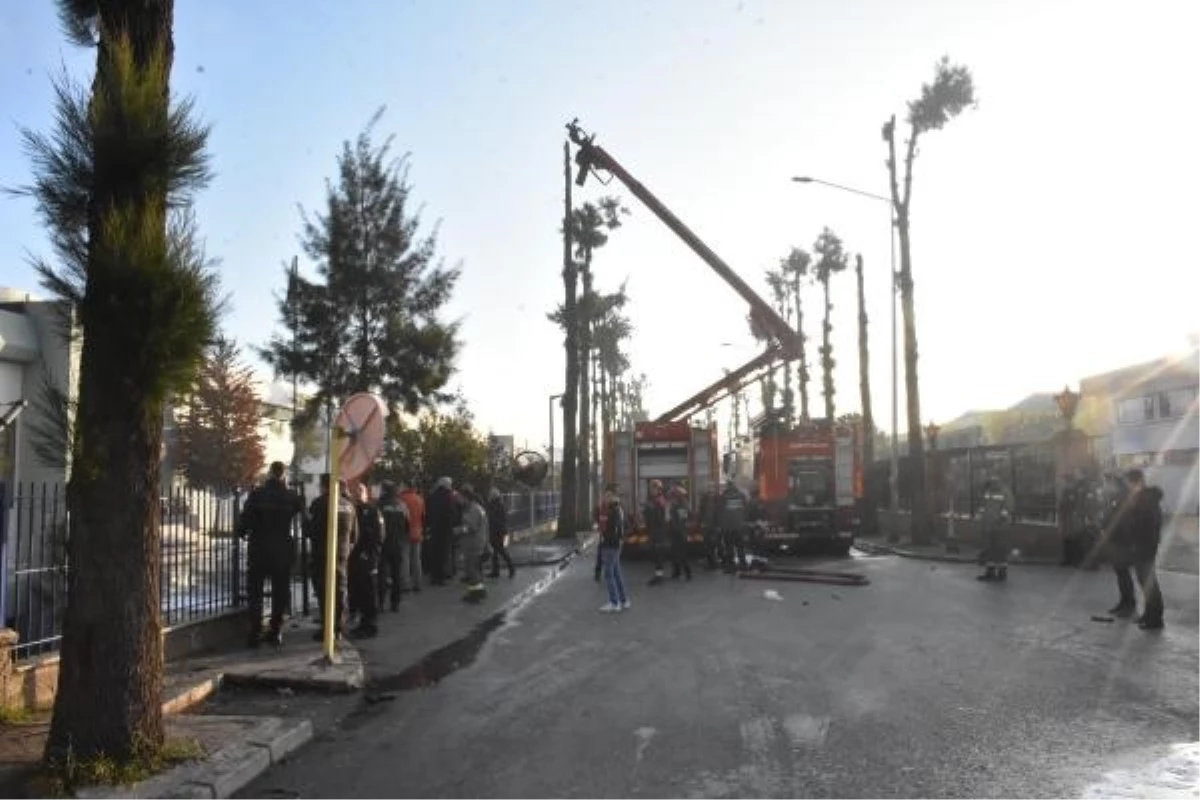 İzmir\'de parfüm fabrikası alevlere teslim oldu: 1 ölü, 3 yaralı