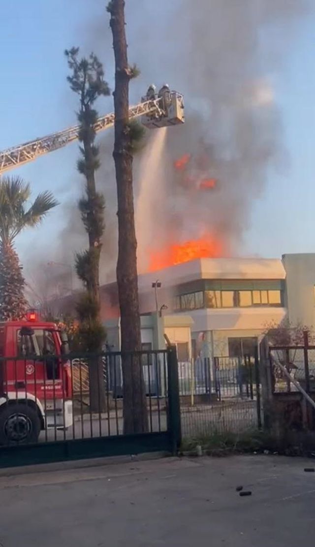 İzmir'de Parfüm Fabrikasında Yangın: 1 Ölü, 3 Yaralı İzmir'de Parfüm Fabrikasında Yangın: 1 Ölü, 3 Yaralı
