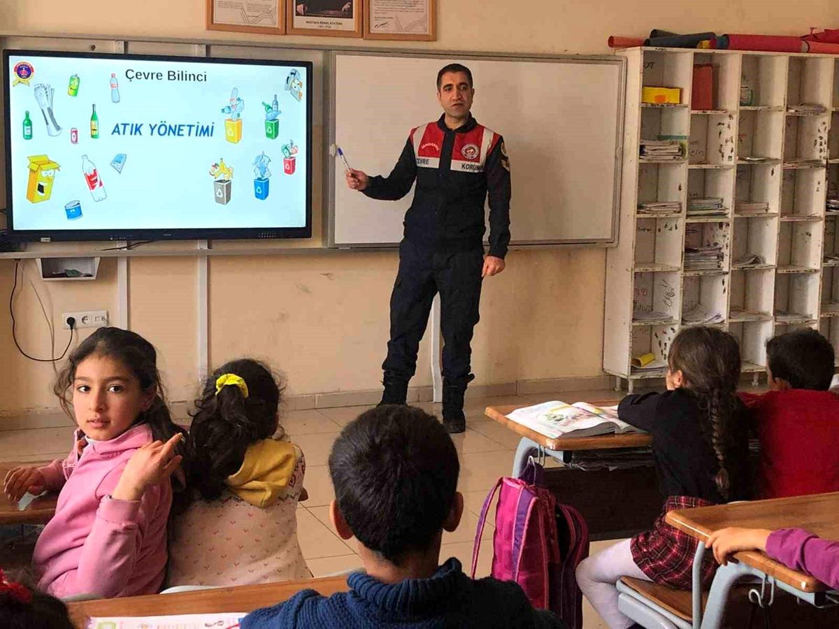 Gaziantep\'te Jandarma Ekipleri 248 İlkokul Öğrencisine Çevre Bilinci Eğitimi Verdi