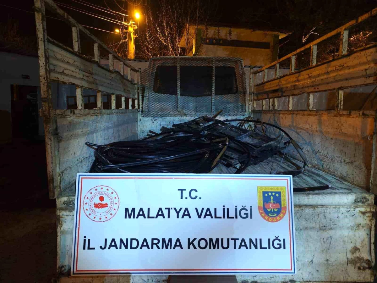 Malatya\'da Kabloları Çalmaya Çalışan 2 Kişi Suçüstü Yakalandı
