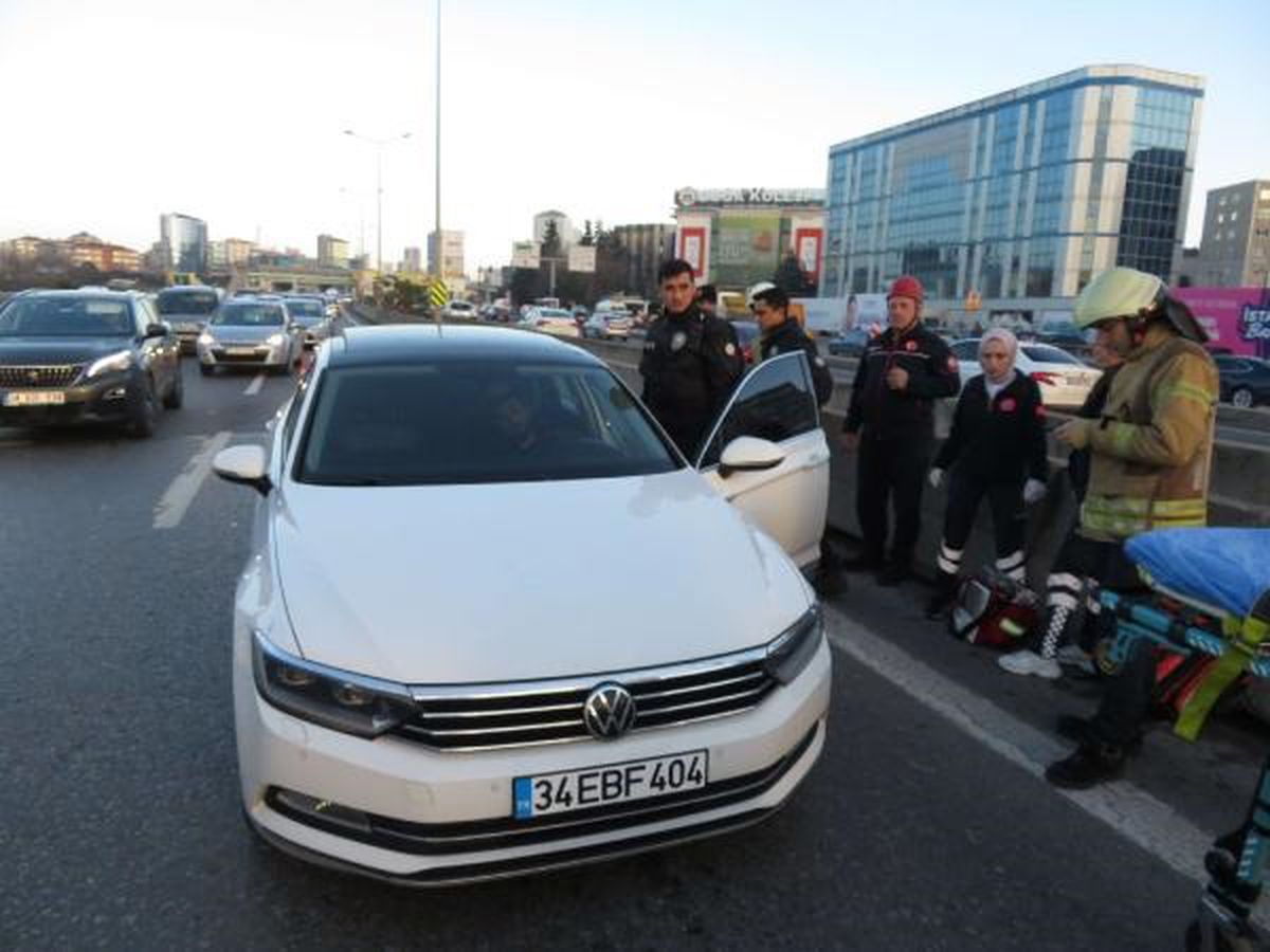 Kadıköy\'de alkollü sürücü direksiyon başında uyudu, trafik kilitlendi