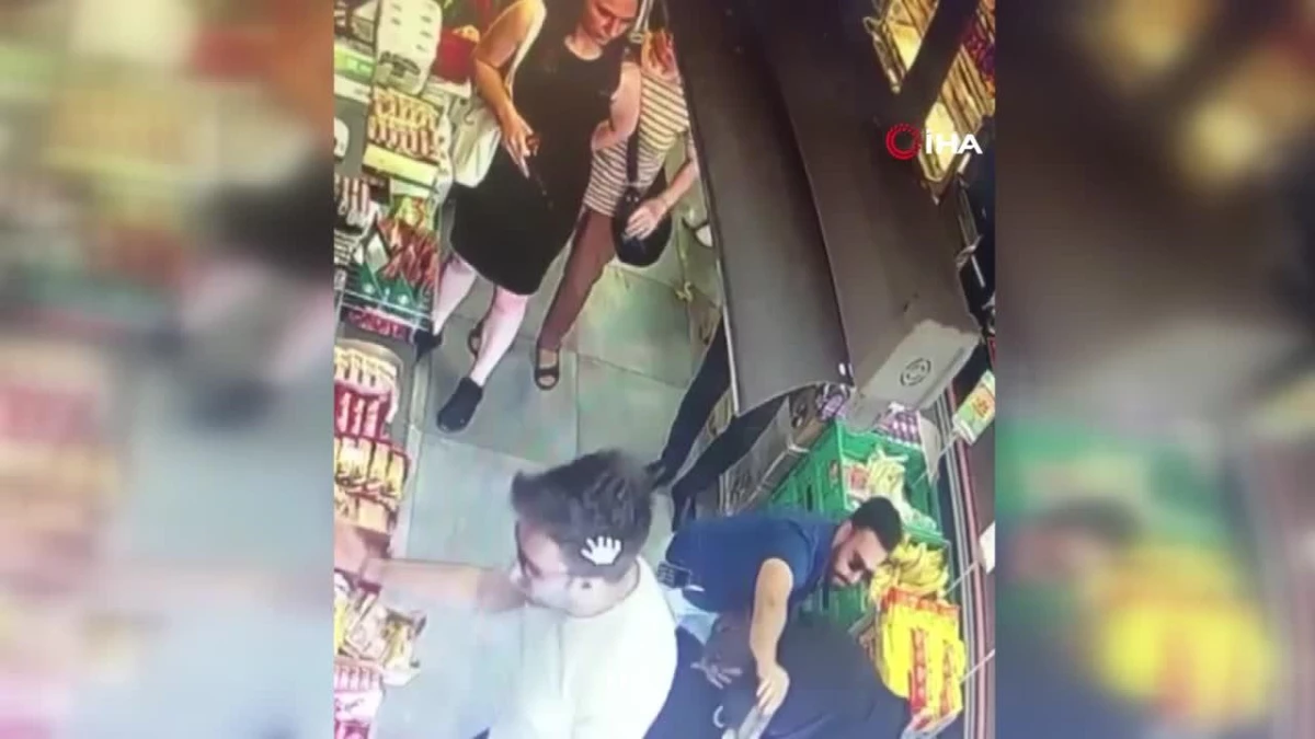 Kadıköy\'de film gibi operasyon kamerada: Gasp suçundan aranan şahsa markette gözaltı