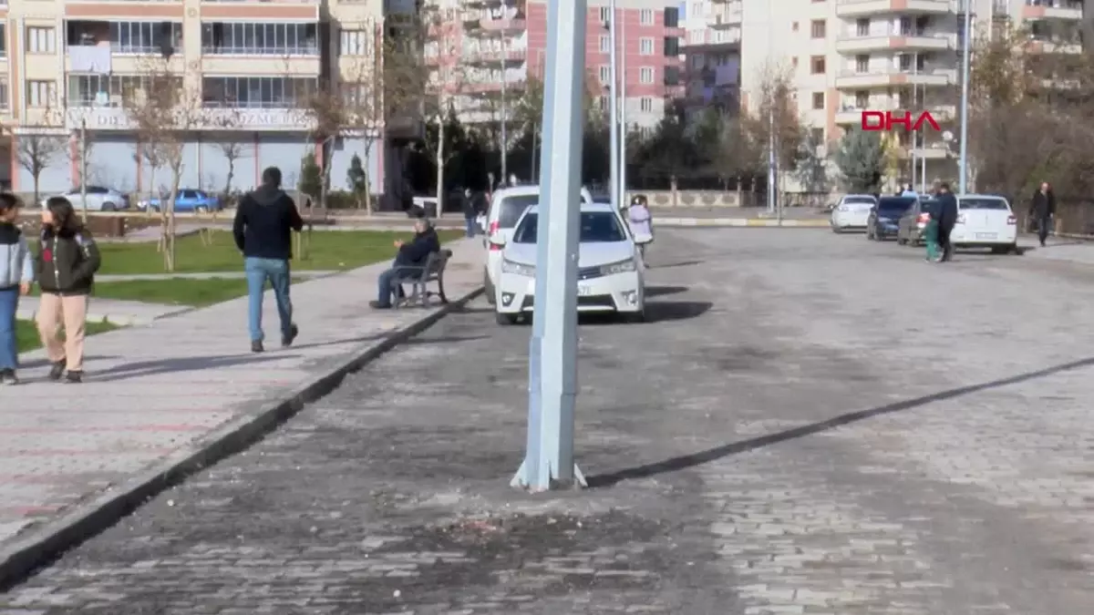 Diyarbakır\'da yol genişletme çalışması sırasında kaldırım daraltıldı, mahalleli tehlike uyarısı yaptı