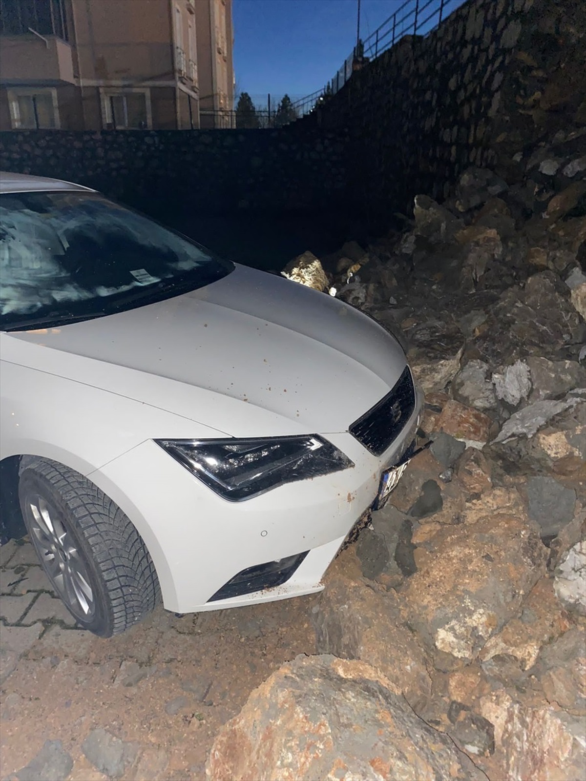 Safranbolu\'da istinat duvarı çöktü, otomobil zarar gördü