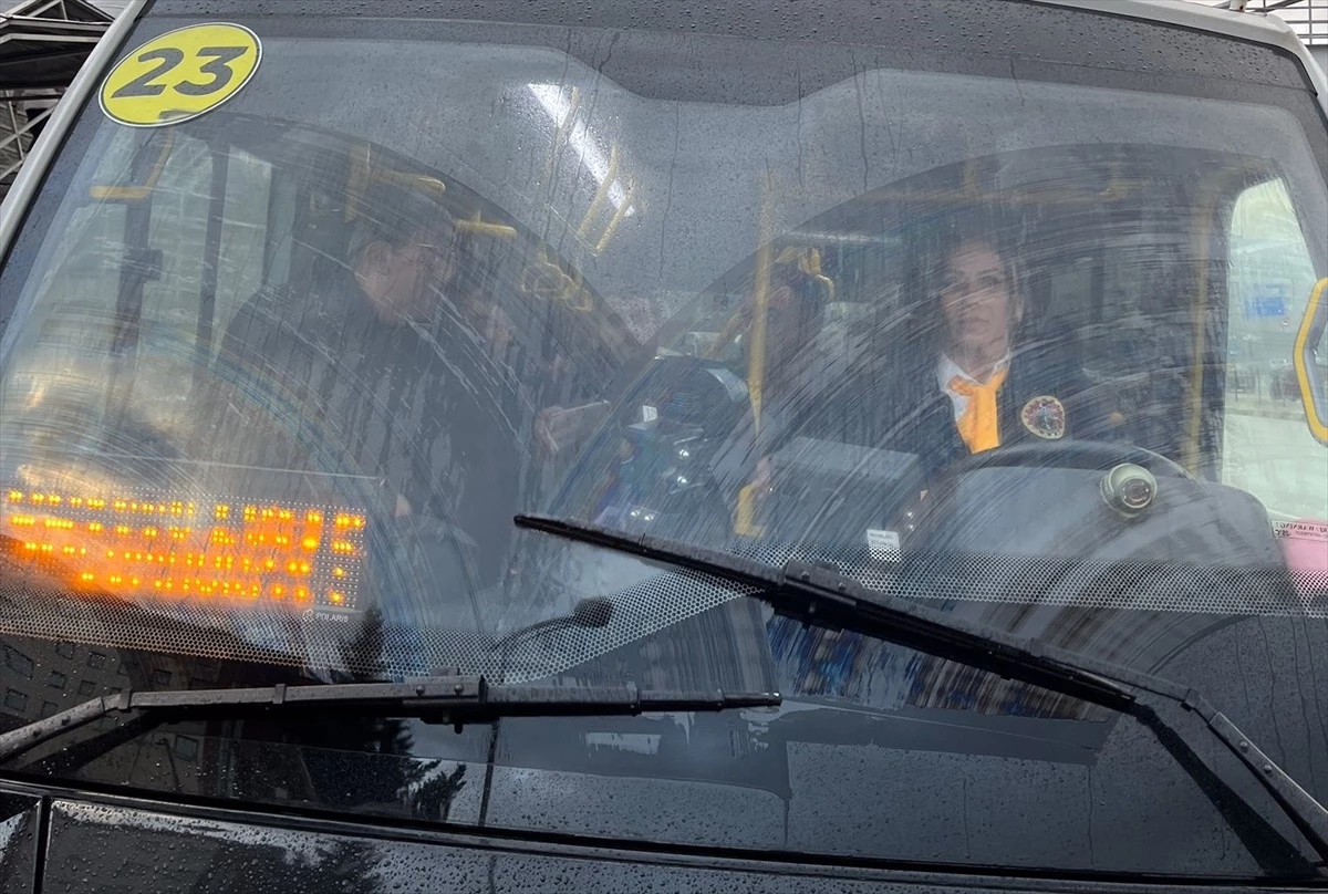 Karabük\'te Kadın Minibüs Şoförü Göreve Başladı