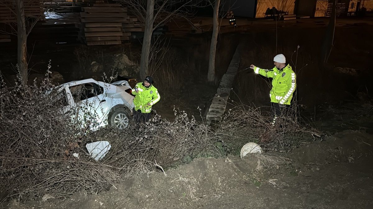 Karabük\'te şarampole devrilen otomobildeki 1\'i çocuk 4 kişi yaralandı