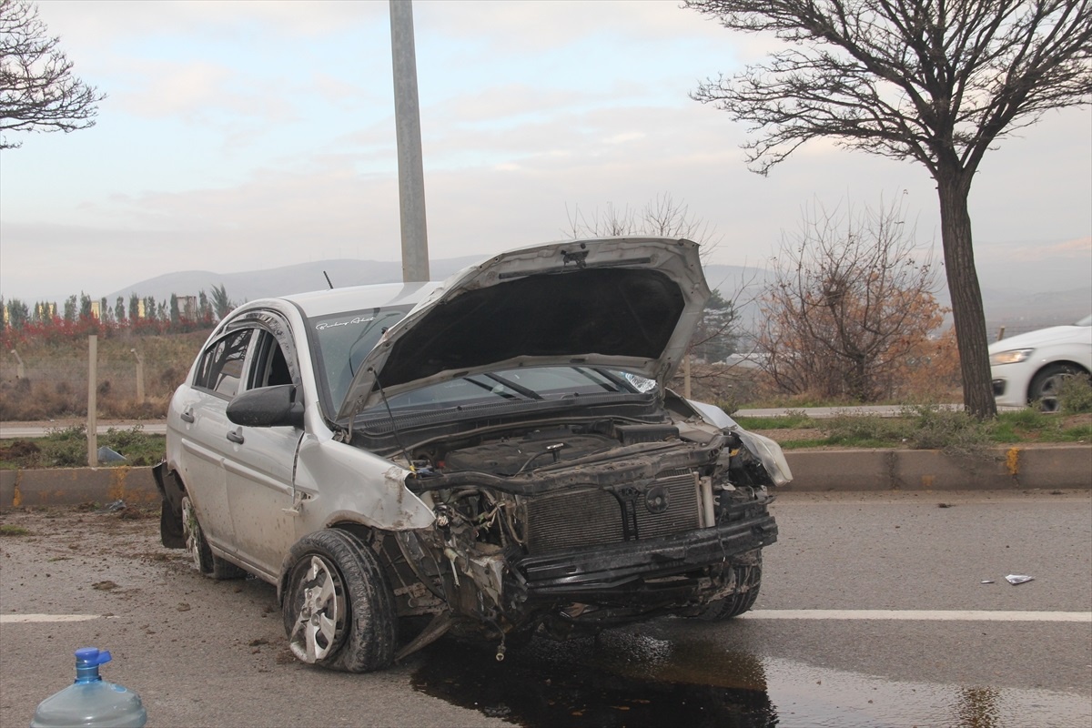 Kırıkkale\'de otomobilin ağaca çarpması sonucu yaralanan sürücü tedavi altına alındı