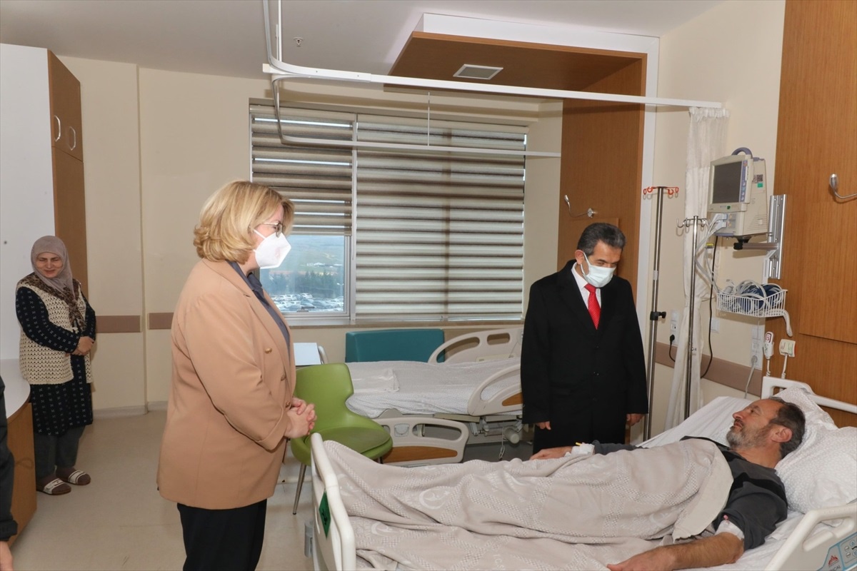 Kırklareli Valisi Birol Ekici, hastaları ziyaret etti