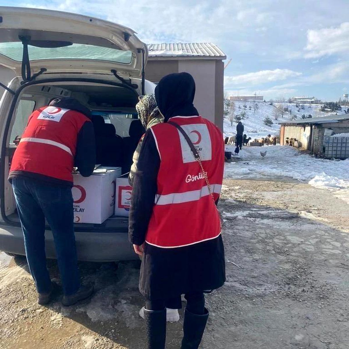 Kızılay Gönüllüleri Yangın Sonrası Evini Kaybeden Aileye Yardımlarını Ulaştırdı