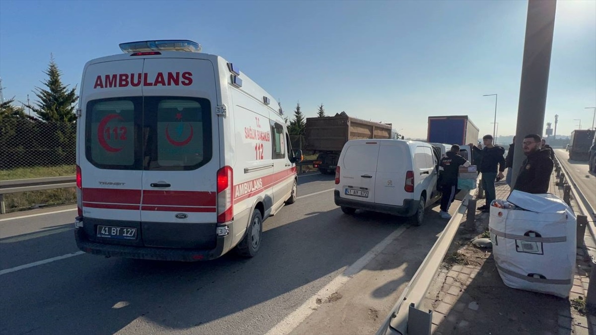 Gebze\'de Tıra Çarpan Araç Sürücüsü Yaralandı