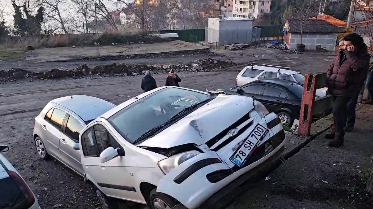 Kontrolden çıkan araç asılı kaldı: 1 yaralı