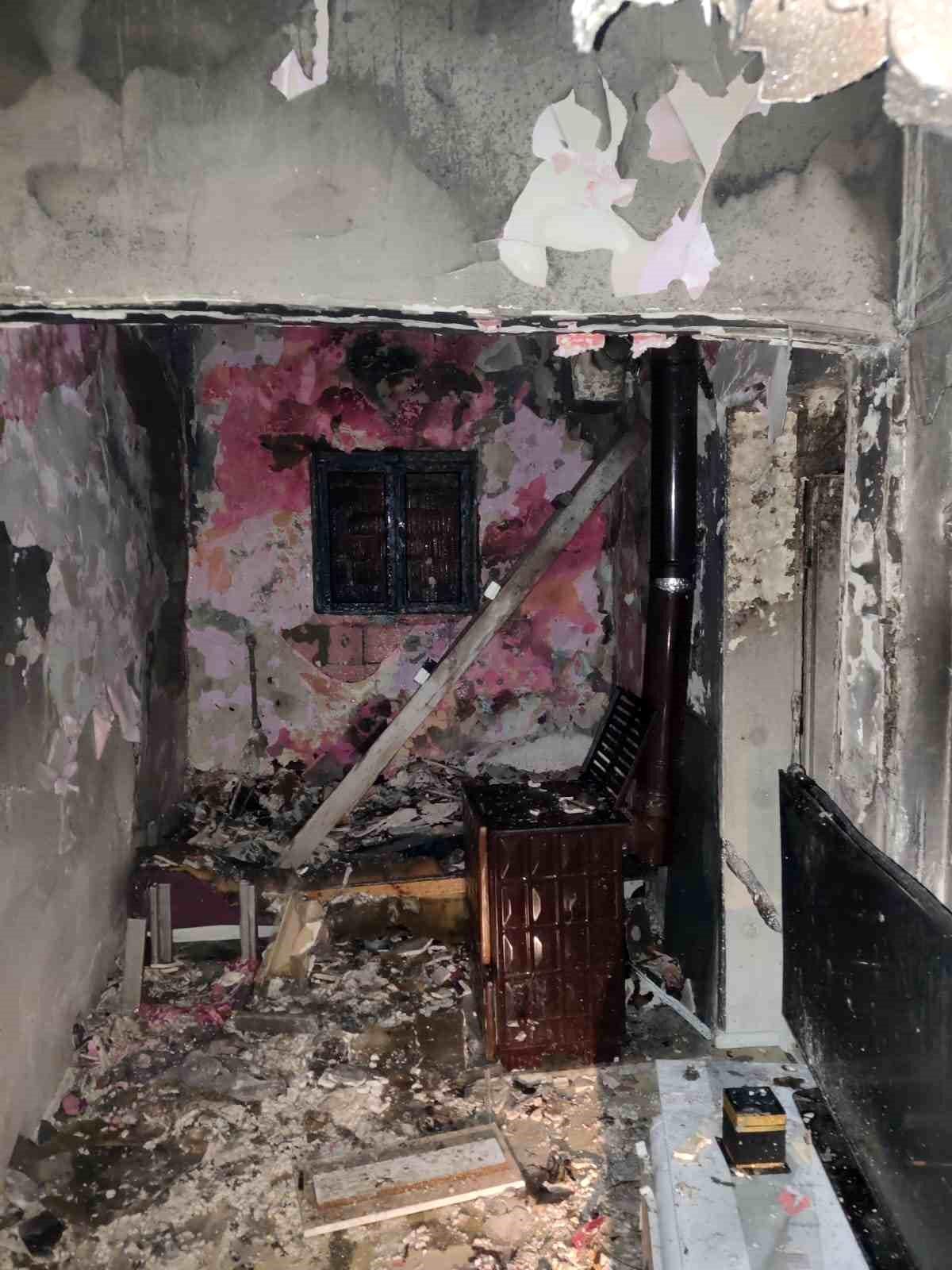 Lüleburgaz\'da bir evde çıkan yangında maddi hasar meydana geldi