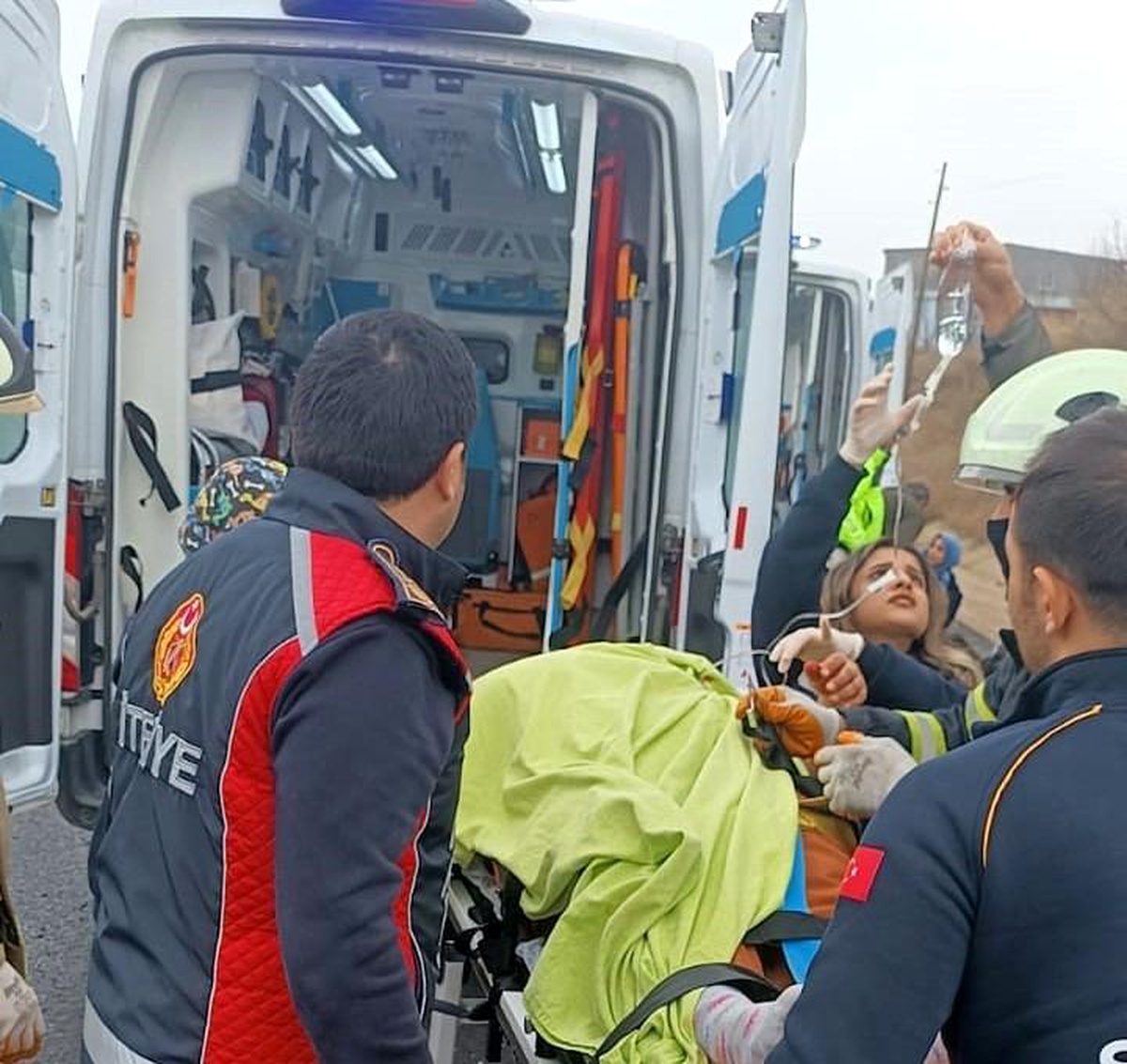 Mardin\'de otomobil şarampole uçtu: 1 çocuk 4 kişi yaralandı