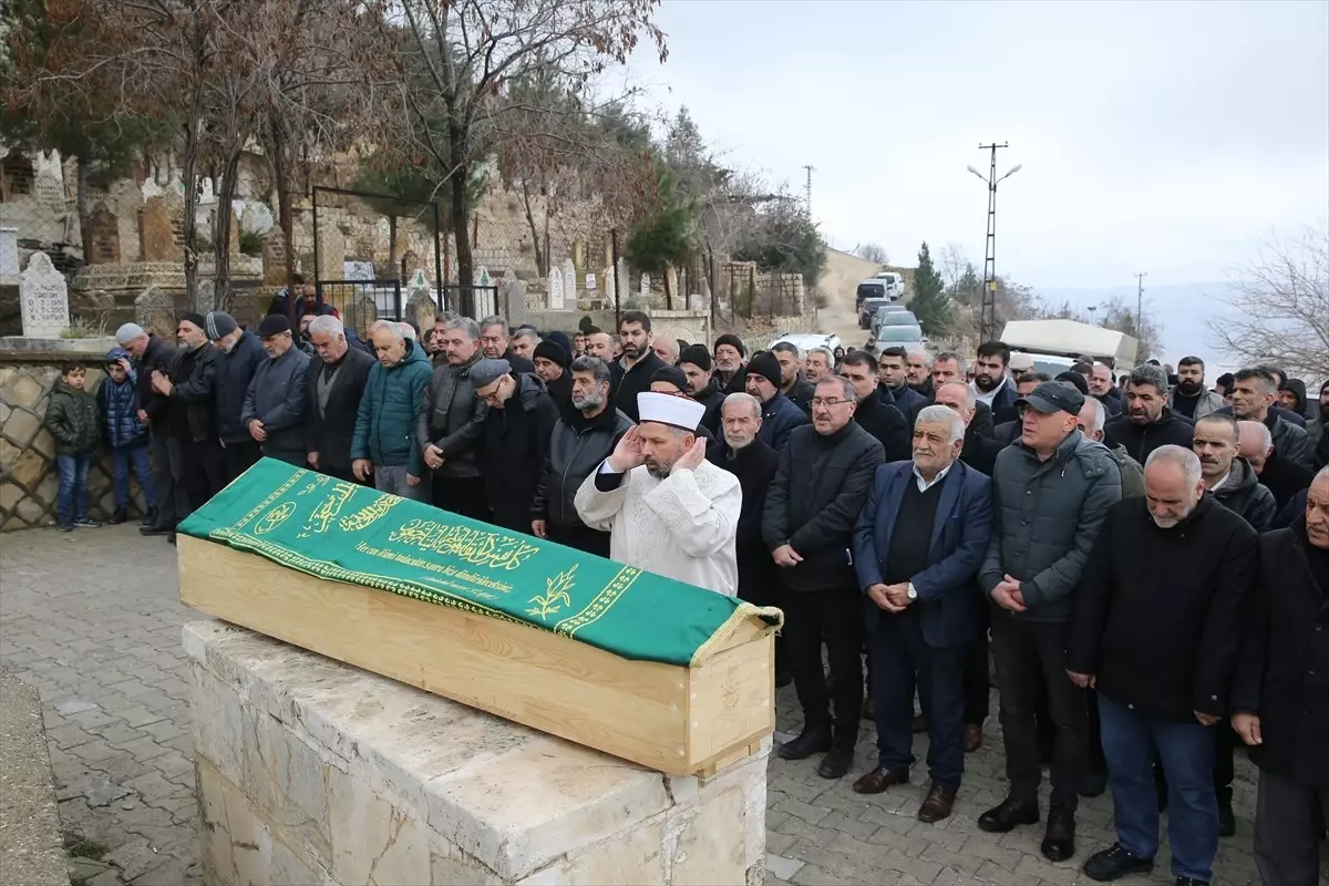 Mersin\'de meydana gelen otobüs kazasında hayatını kaybeden 9 kişinin cenazeleri defnedildi