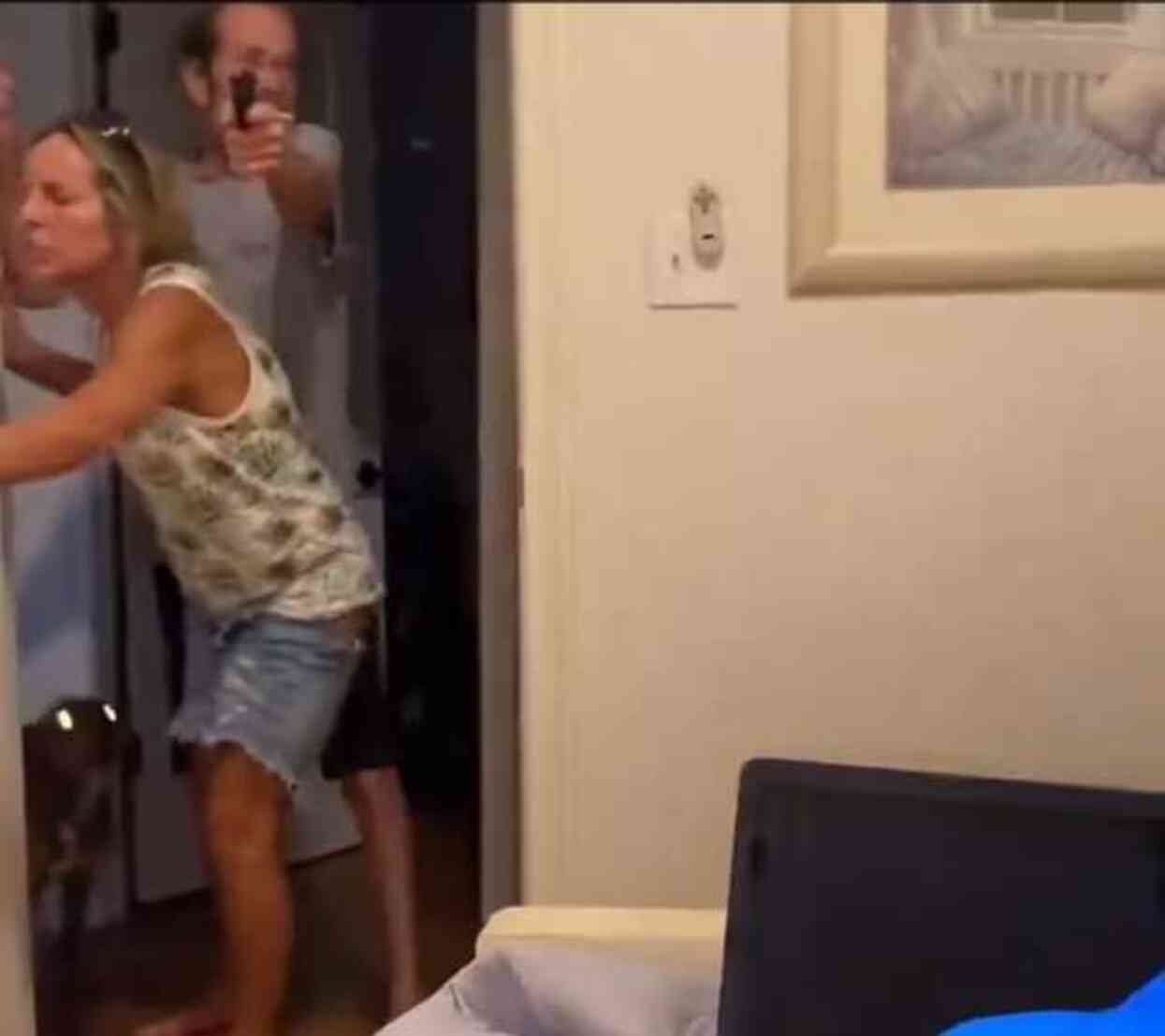 Öfkeli adam, partnerinin oğlunu tabanca ile yaraladı. Eve gelen polislere teslim olmamak için aynı tabanca ile yaşamına son verdi