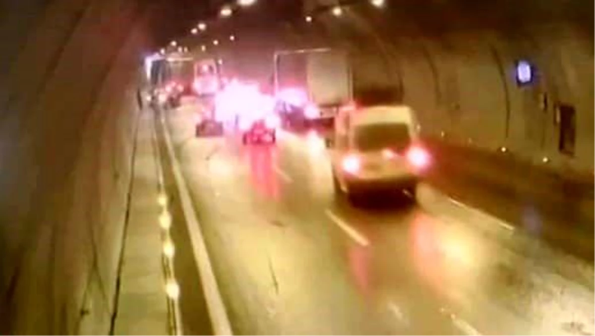 Aydın-İzmir Otobanında Tırın Çarptığı Otomobilde 2 Kişi Yaralandı