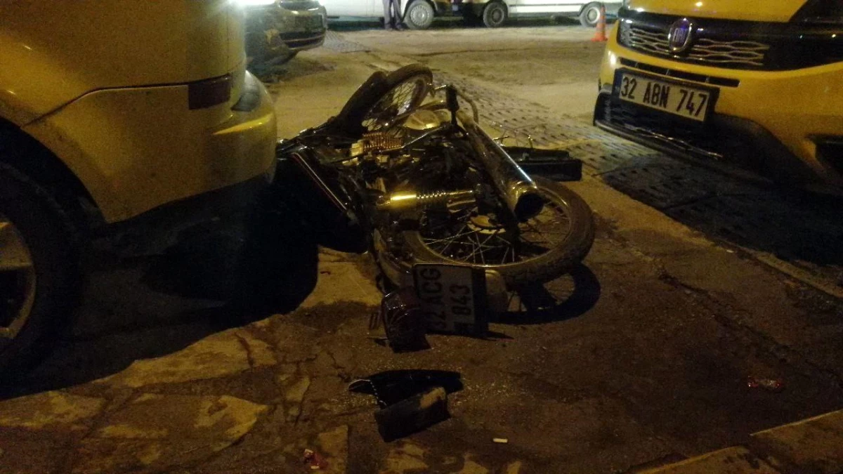 Isparta\'da otomobil ile motosiklet kafa kafaya çarpıştı: Motosiklet sürücüsü yaralandı
