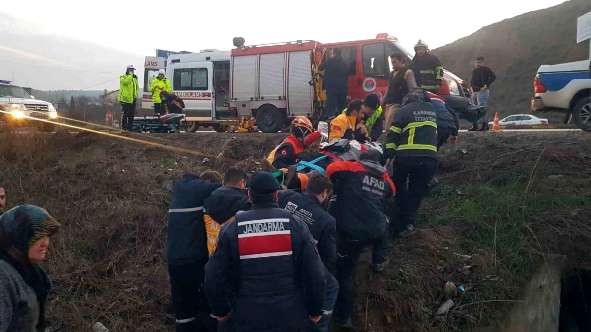 Karabük\'te Otomobil Şarampole Uçtu: 1\'i Çocuk 4 Kişi Yaralandı