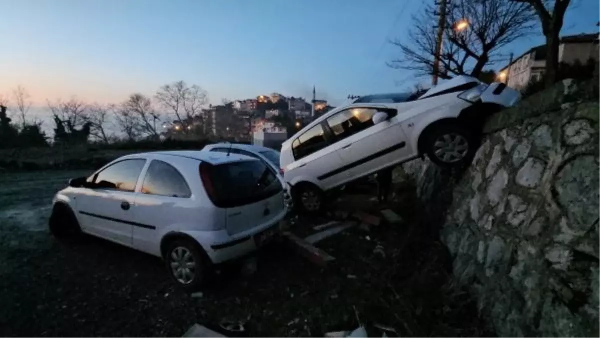 Zonguldak'ta otomobil ağaca çarptıktan sonra park halindeki araçların üzerine düştü