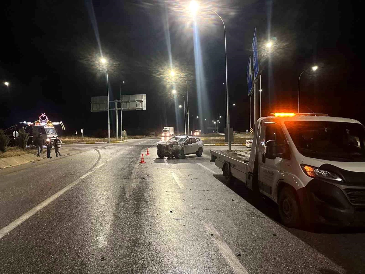 Afyonkarahisar\'da tıra çarpan otomobilin sürücüsü ağır yaralandı