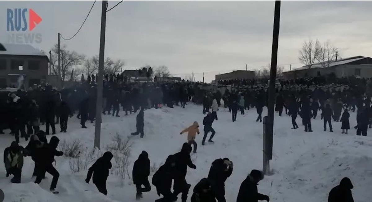 Rusya\'da insan hakları aktivisti Fail Alsynov\'a dört yıl hapis cezası verilmesinden sonra başlayan protestolar çatışmaya döndü