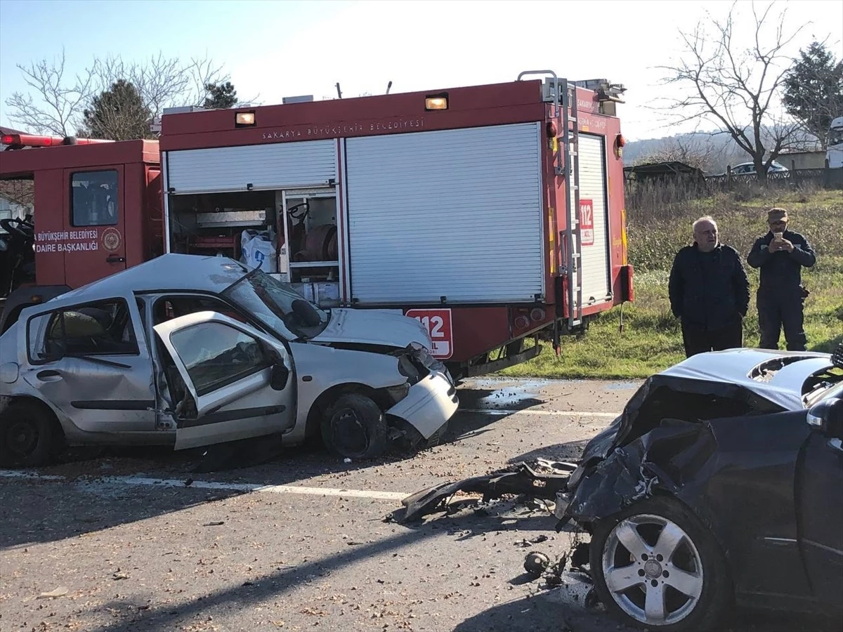 Sakarya\'da trafik kazasında 1 kişi hayatını kaybetti, 2 kişi yaralandı