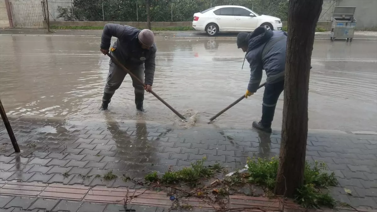 Samandağ\'da Sağanak Yağış Hayatı Olumsuz Etkiledi