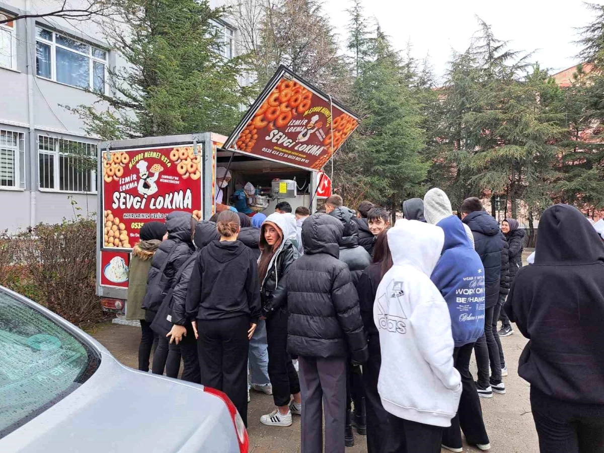 Afyonkarahisar Sandıklı Hisar Mesleki ve Teknik Anadolu Lisesi\'nde Şehitler Programı Düzenlendi