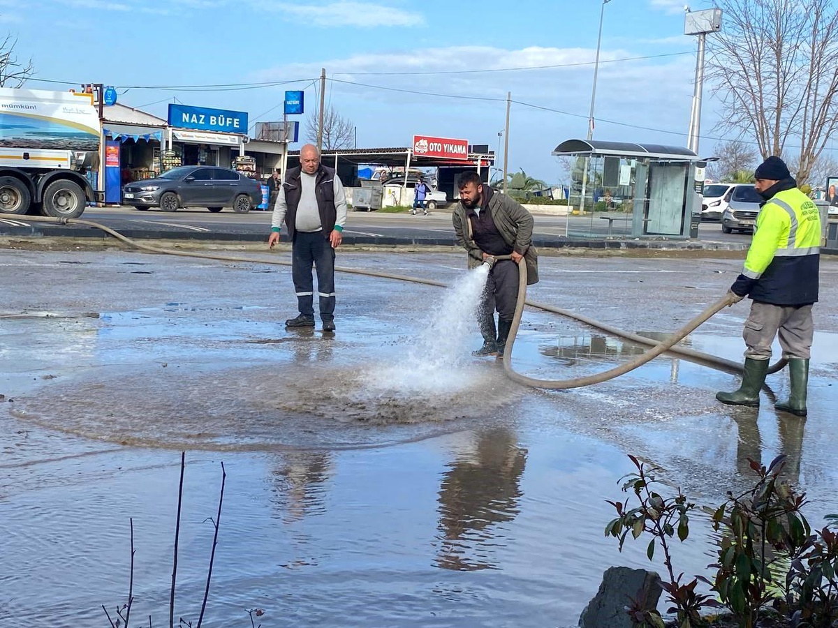 Ayvalık\'ta sel felaketi sonrası temizlik çalışmaları başladı