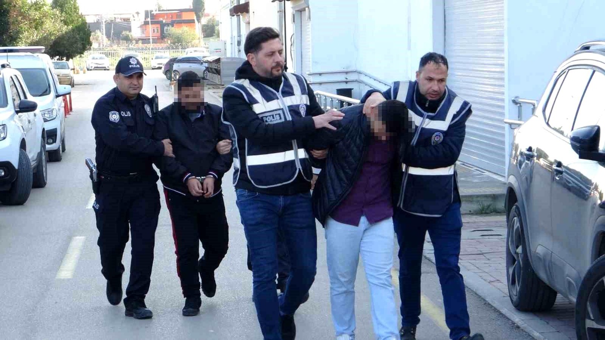 Adana\'da 6 Ruhsatsız Silah ve 2 Bin 423 Uyuşturucu Hap Ele Geçirildi