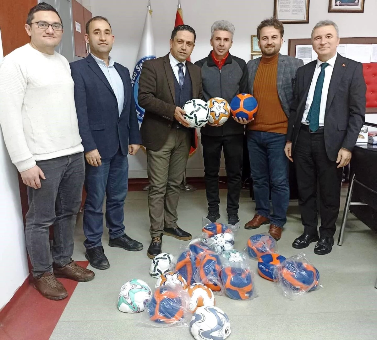 Simav Kaymakamlığı, Eğitim Kurumlarına 525 Adet Voleybol ve Futbol Topu Bağışladı
