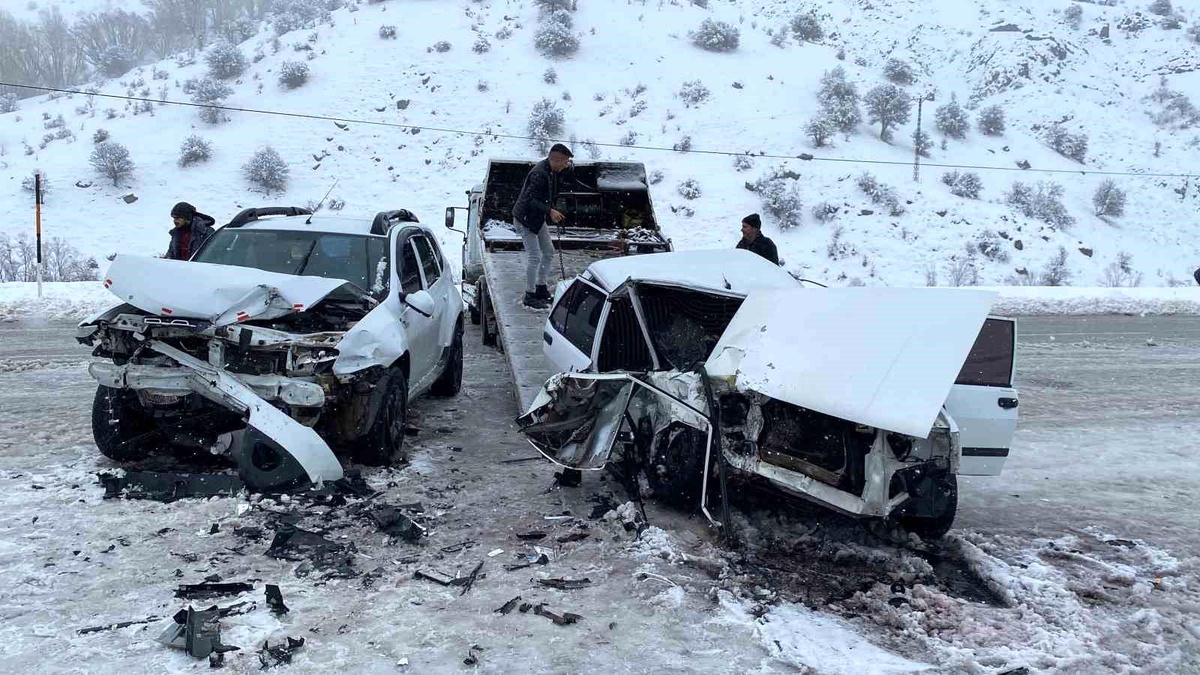 Sivas\'ın Zara ilçesinde kafa kafaya çarpışan otomobillerde 1 ölü, 6 yaralı