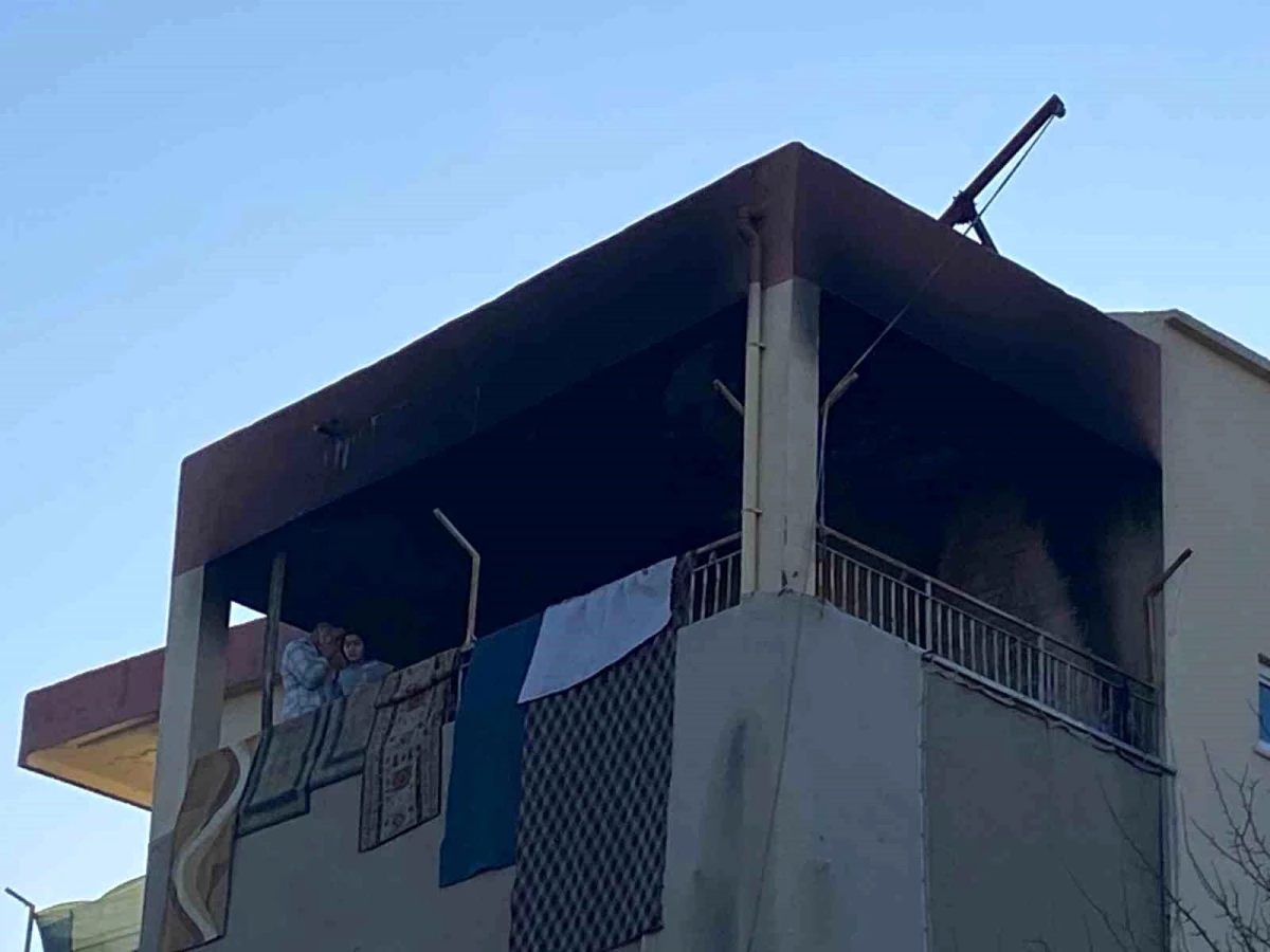 Antalya\'da Balkon Yangını: Evde Maddi Hasar Meydana Geldi