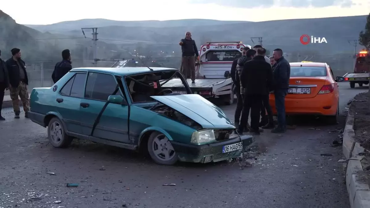 Ticari taksi ile kafa kafaya çarpışan otomobil hurda yığınına döndü: 1 yaralı