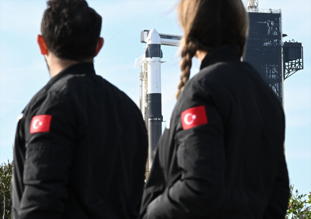 Türkiye'nin ilk astronotu Alper Gezeravcı'nın da üyesi olduğu Ax-3 misyonunun uzaya fırlatılması, yarına ertelendi