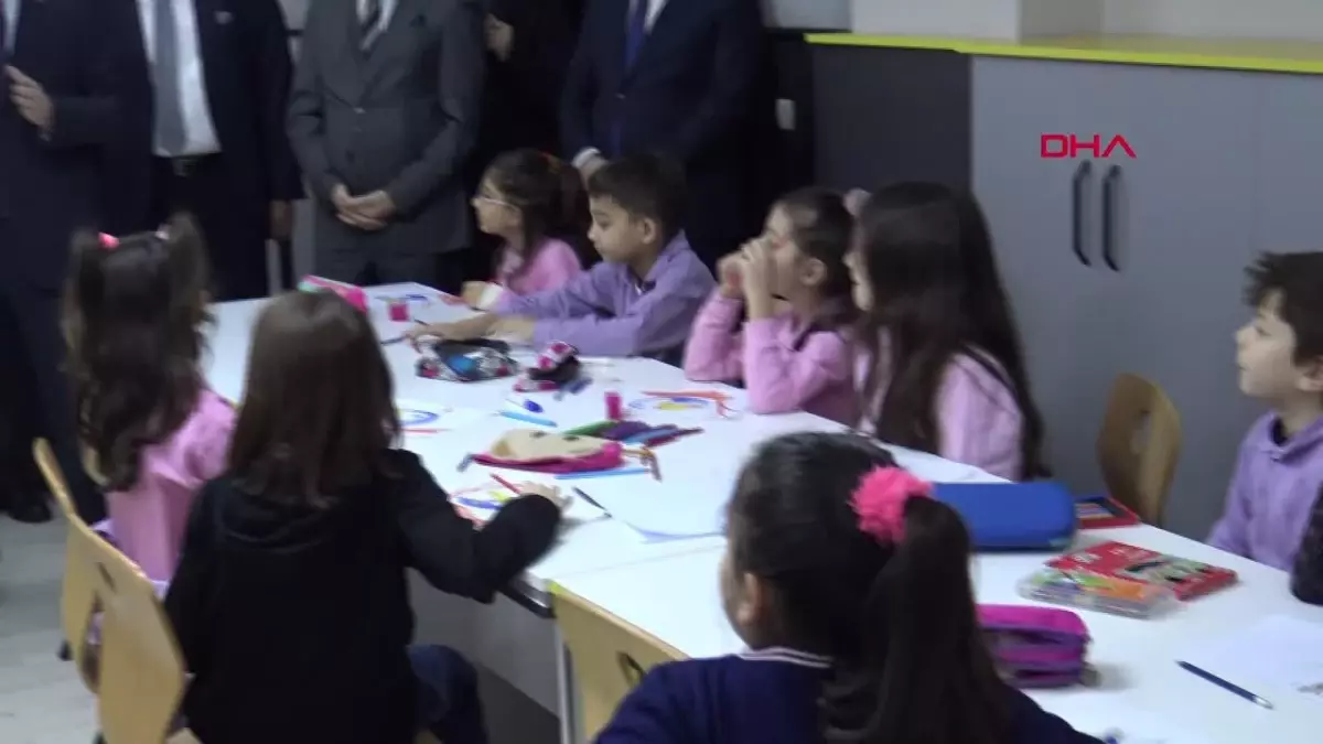 İstanbul Valisi Davut Gül, Avcılar\'da öğrencilerle buluştu